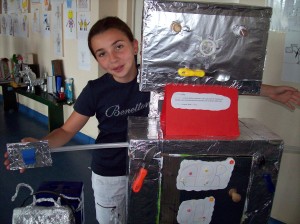 Alunna col proprio robot Alunna col proprio robot