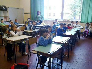 Gli alunni ascoltano la lezione in aula Gli alunni ascoltano la lezione in aula