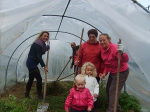 Adulti e bambini in serra Adulti e bambini in serra