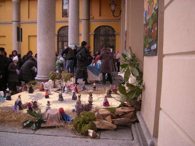 Il presepe delle bamboline sotto i portici