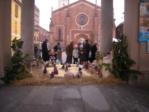 Le bamboline esposte sotto i portici