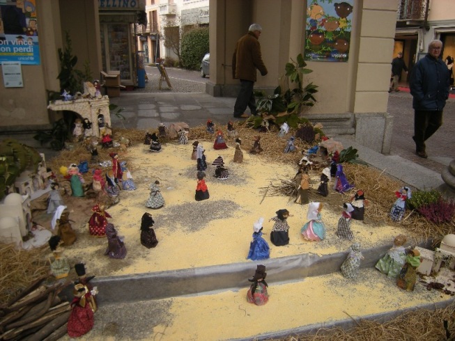 Il presepe delle bamboline sotto i portici