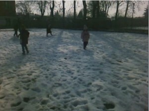 Alunni nel cortile innevato Alunni nel cortile innevato