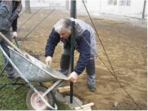 I pali vengono fissati nel terreno I pali vengono fissati nel terreno
