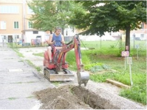 Si scava per la posa della recinzione Si scava per la posa della recinzione