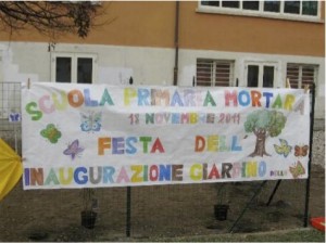 Uno striscione annuncia la festa dell'inaugurazione Uno striscione annuncia la festa dell'inaugurazione