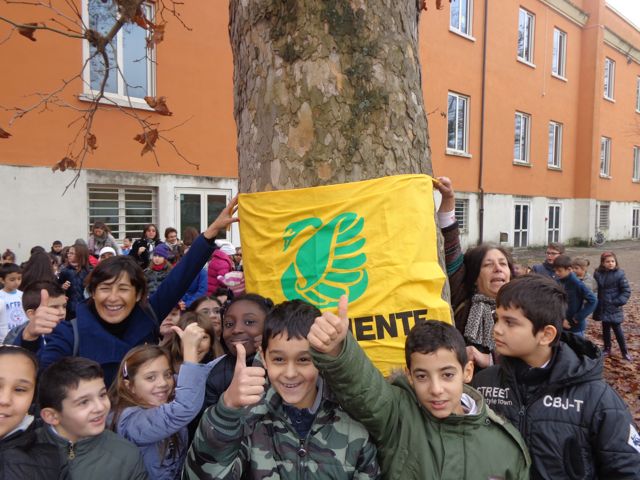Gli alunni con la bandiera di Legambiente