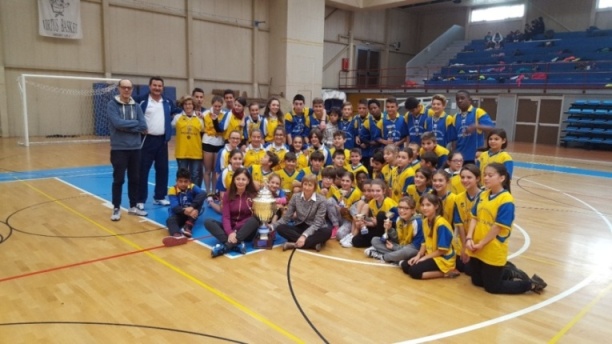 La Dirigente tra gli alunni premiati.