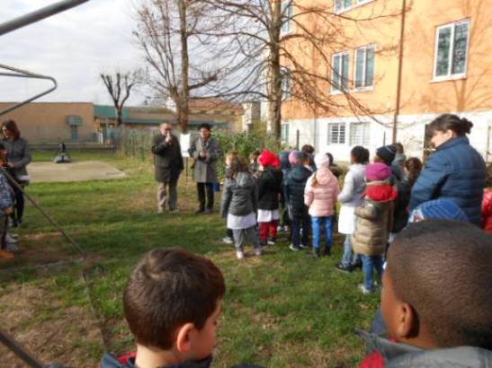 L'assessore e maestra Daniela, vice direttrice, accolgono i bambini in cortile.