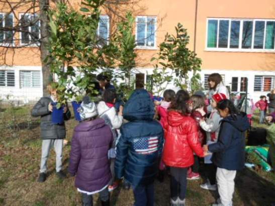 I bambini abbracciano i vasi con le piante.