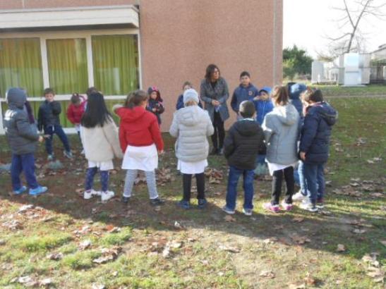 Maestra Paola in cerchio con i suoi alunni.