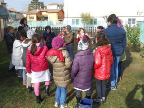 La classe 2A in cerchio.