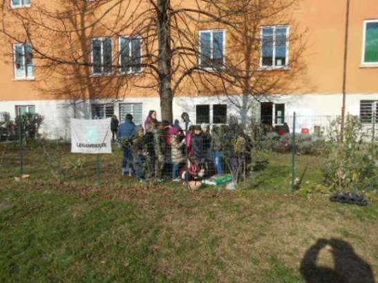 Gli alunni vicino alla bandiera di Legambiente.