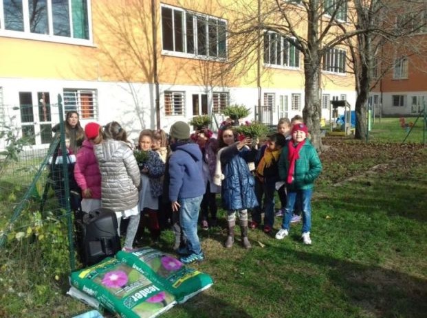 La classe nel cortile della scuola.
