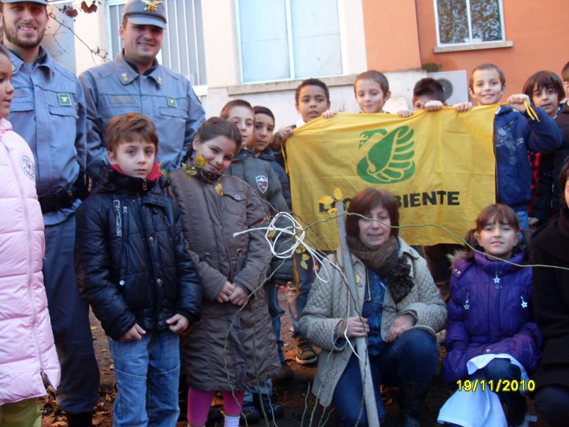 Finiti i lavori, tutti in posa per una foto.