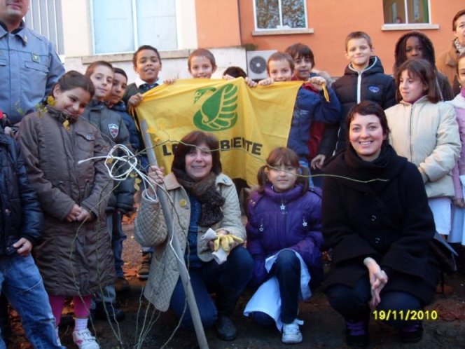 Dli alunni con le referenti di Legambiente
