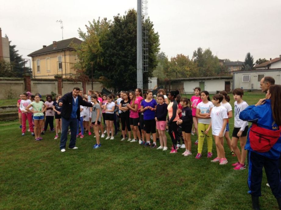 Le ragazzine sulla linea di partenza