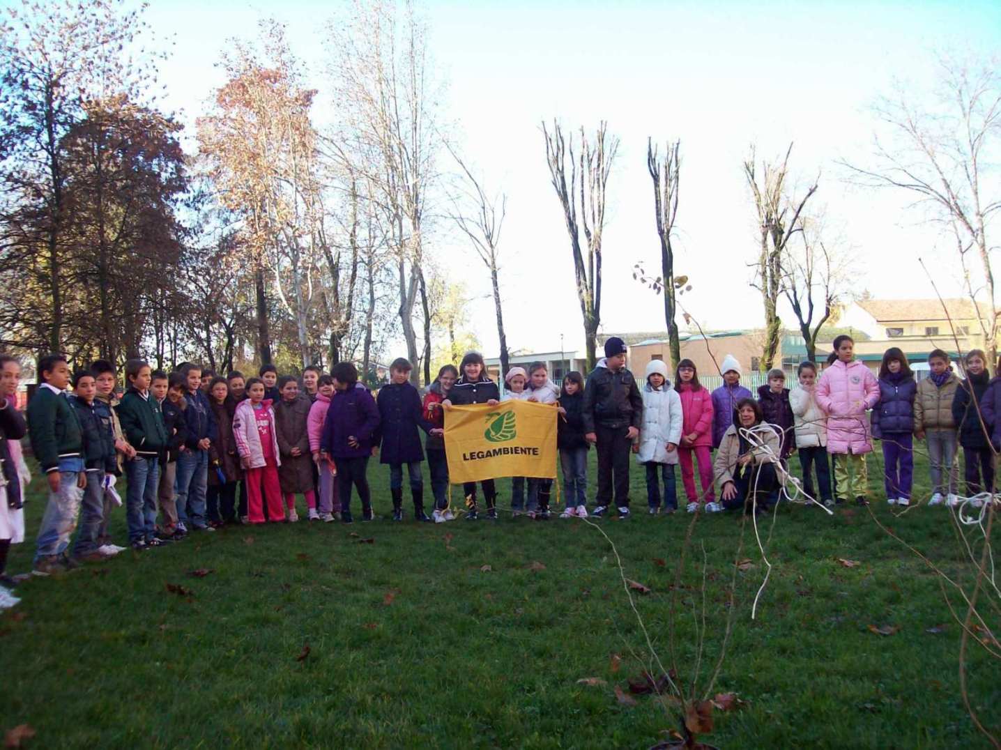 Gli alunni mostrano la bandiera di Legambiente, promotore della giornata.