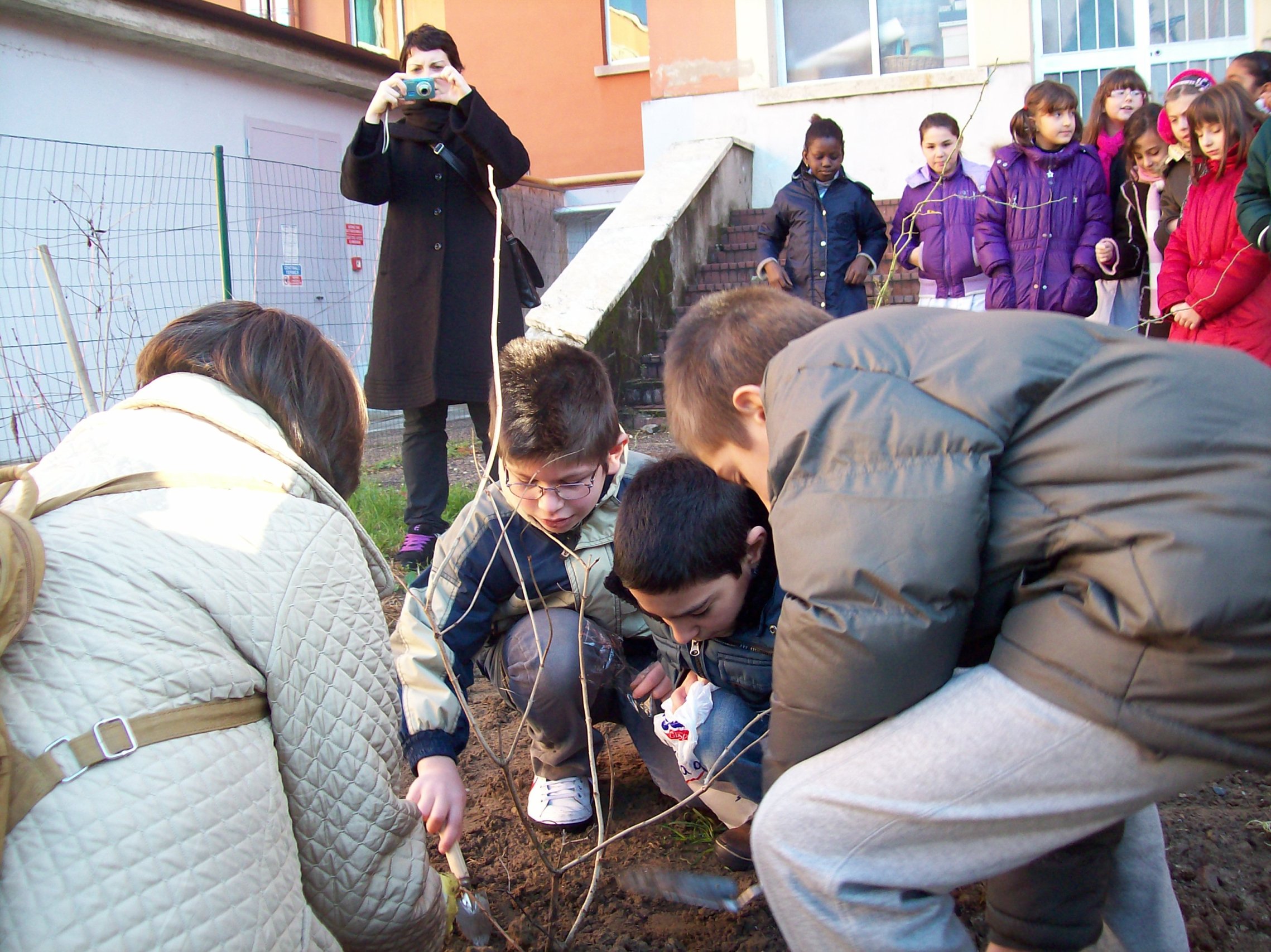 Gli alunni, guidati dalla referente di Legambiente, cominciano a trapiantare l e rose canine.