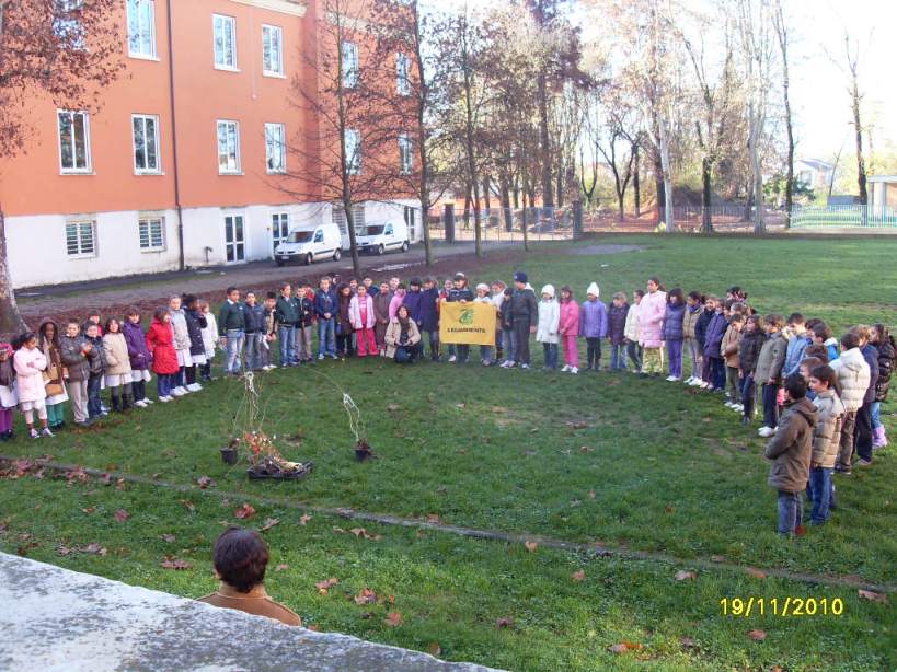 Gli alunni sono riuniti in cortile.