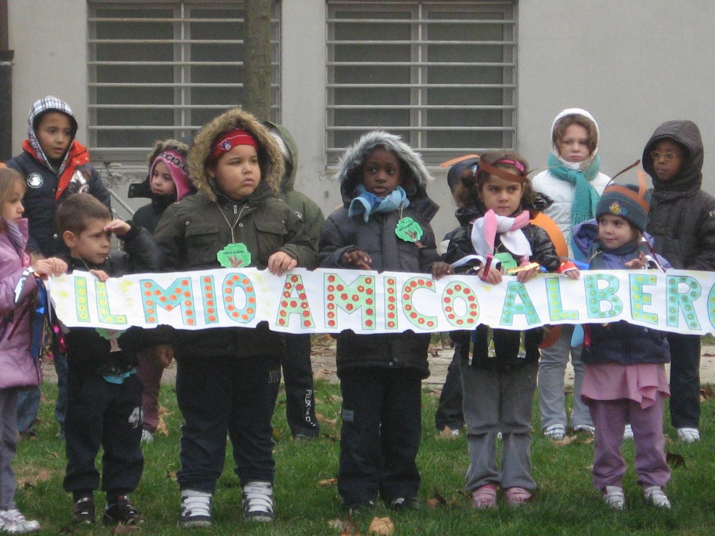 I bambini con lo striscione