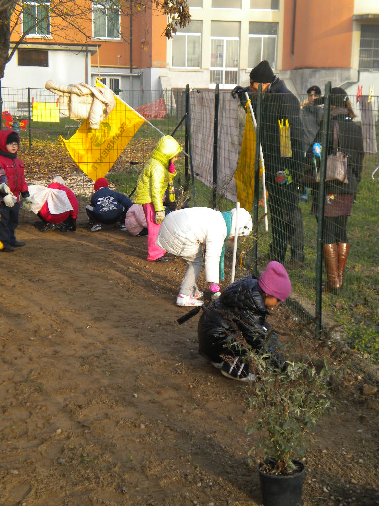 I bambini piantano gli alberelli