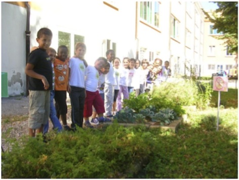 Gli alunni nel giardino Gli alunni nel giardino
