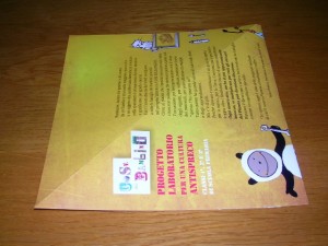 Si piegano dei quadrati di carta nel senso delle diagonali e degli assi di simmetria Si piegano dei quadrati di carta nel senso delle diagonali e degli assi di simmetria