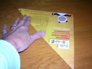 Si piegano dei quadrati di carta nel senso delle diagonali e degli assi di simmetria Si piegano dei quadrati di carta nel senso delle diagonali e degli assi di simmetria