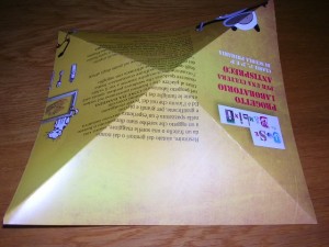 Si piegano dei quadrati di carta nel senso delle diagonali e degli assi di simmetria Si piegano dei quadrati di carta nel senso delle diagonali e degli assi di simmetria