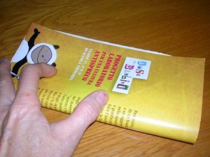 Si piegano dei quadrati di carta nel senso delle diagonali e degli assi di simmetria Si piegano dei quadrati di carta nel senso delle diagonali e degli assi di simmetria