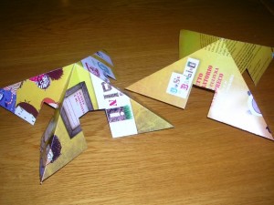 Due stelle sono pronte per essere incastrate l'una nell'altra Due stelle sono pronte per essere incastrate l'una nell'altra