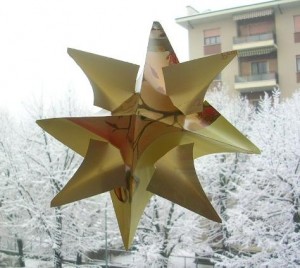 L'eco-addobbo fatto a stella L'eco-addobbo fatto a stella