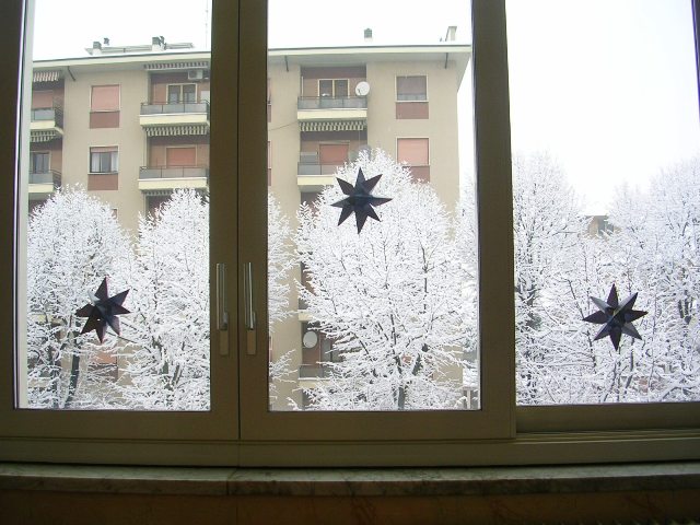 Le stelle ecologiche appese alle finestre dell'Olivelli Le stelle ecologiche appese alle finestre dell'Olivelli