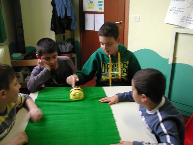 L'ape-robot è programmabile attraverso i pulsanti L'ape-robot è programmabile attraverso i pulsanti