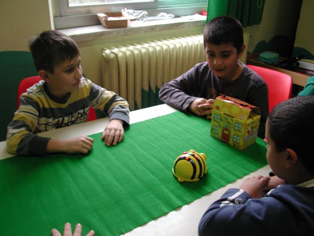 Gli alunni programmano i movimenti dell'ape-robot Gli alunni programmano i movimenti dell'ape-robot