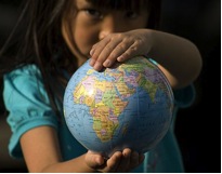 Bimba e globo terrestre Bimba e globo terrestre