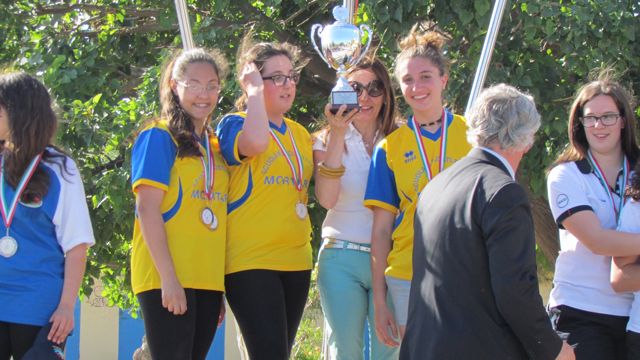 Le tre campionesse Federica Bianchessi, Gaia Facchini, Giorgia Tacchino con la professoressa Lolita Gabola
