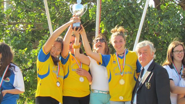 Le atlete alzano la coppa