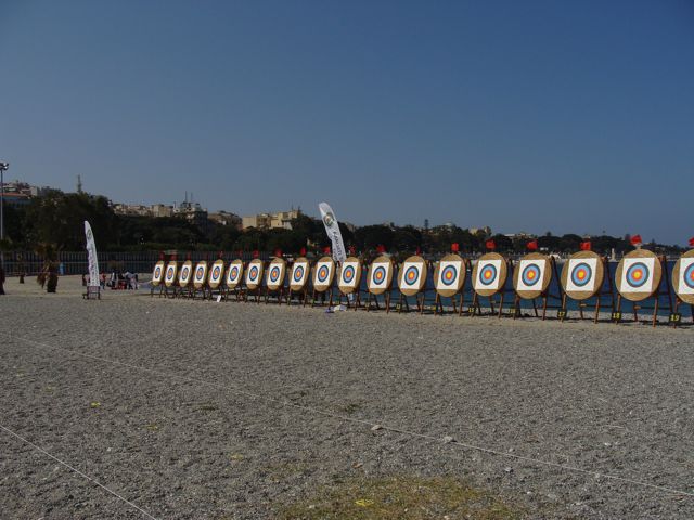 I bersagli per la gara, in riva al mare