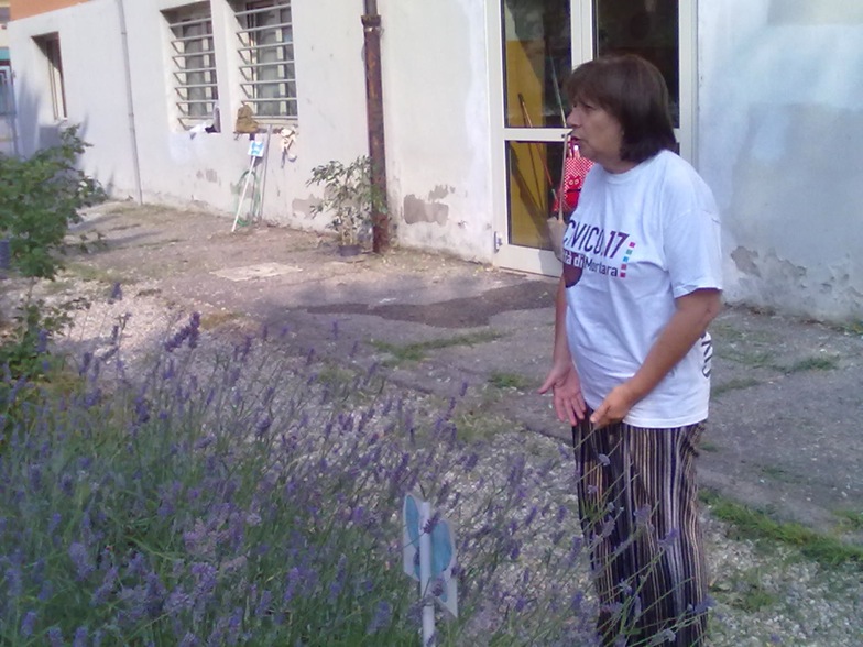 Anche la volontaria di Legambiente è all'opera. Anche la volontaria di Legambiente è all'opera.