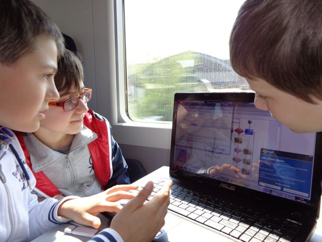 Gli studenti lavorano anche sul treno Gli studenti lavorano anche sul treno