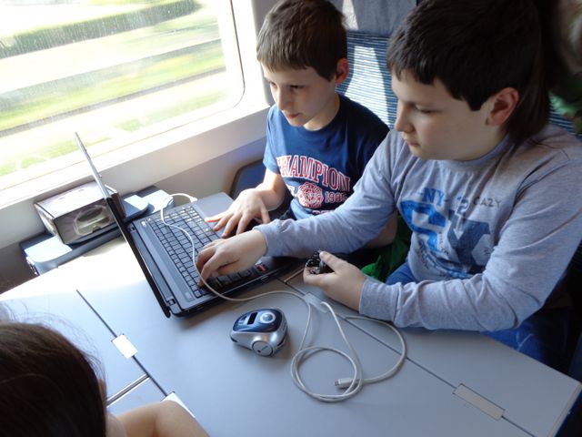 Gli studenti lavorano anche sul treno Gli studenti lavorano anche sul treno