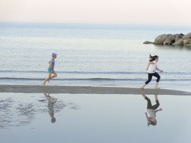 I ragazzi corrono sulla spiaggia I ragazzi corrono sulla spiaggia