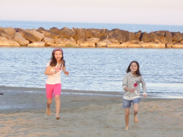 I ragazzi corrono sulla spiaggia I ragazzi corrono sulla spiaggia