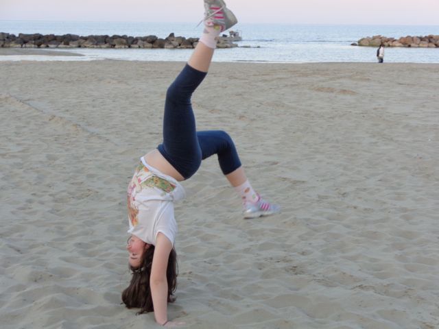 Acrobazie sulla spiaggia Acrobazie sulla spiaggia