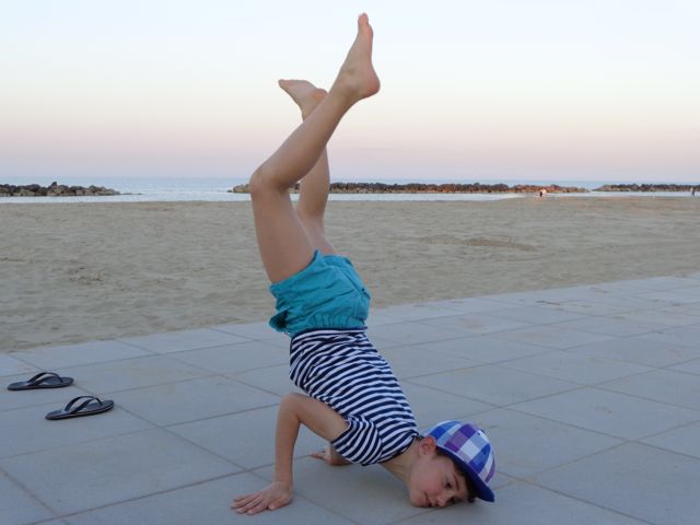 Acrobazie sulla spiaggia Acrobazie sulla spiaggia