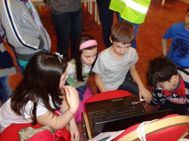 Gli alunni al lavoro Gli alunni al lavoro