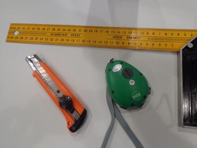 Metro, taglierino e cronometro Metro, taglierino e cronometro