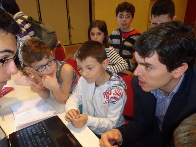 Gli alunni discutono al computer con l'ingegnere Gli alunni discutono al computer con l'ingegnere